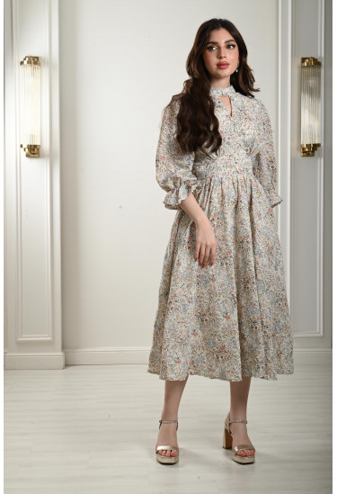 فستان قصير بطباعات زهور رقيقة فستان قصير بطباعات زهور رقيقة