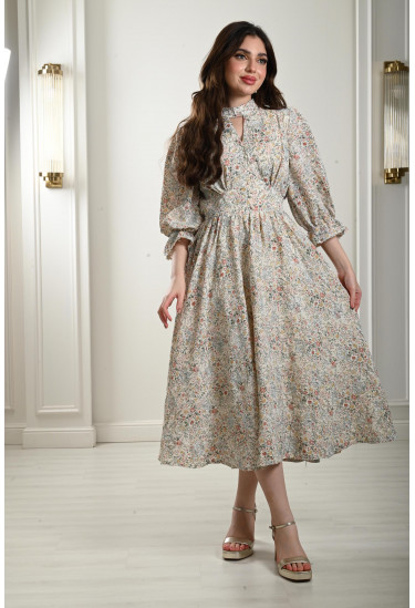 فستان قصير بطباعات زهور رقيقة فستان قصير بطباعات زهور رقيقة