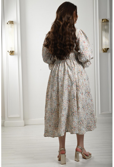 فستان قصير بطباعات زهور رقيقة فستان قصير بطباعات زهور رقيقة