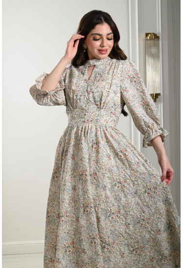 فستان قصير بطباعات زهور رقيقة فستان قصير بطباعات زهور رقيقة