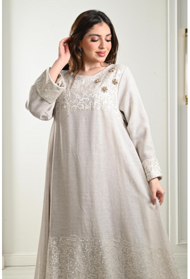 جلابية مُزينة بتطريزات راقية جلابية مُزينة بتطريزات راقية