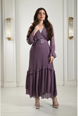 فستان طويل بأكمام مطرزة