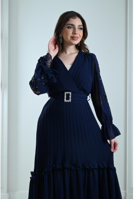 فستان طويل بأكمام مطرزة