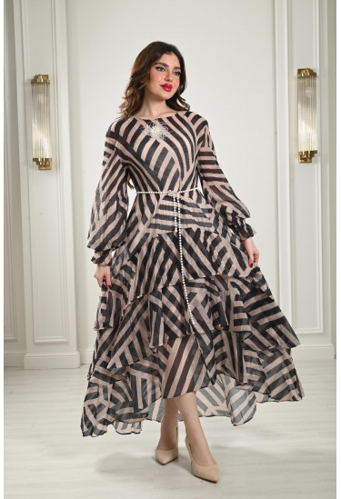 فستان طبقات بأكمام منفوخة