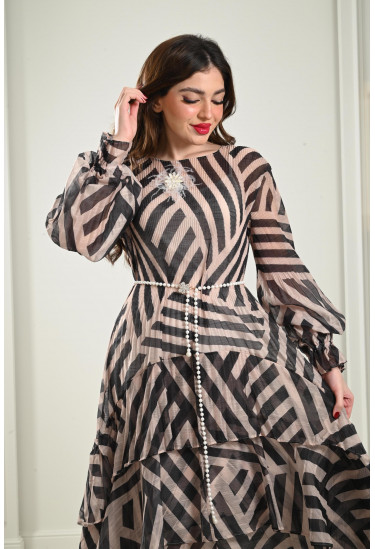 فستان طبقات بأكمام منفوخة