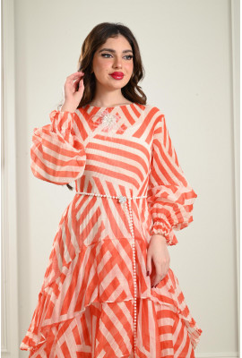 فستان طبقات بأكمام منفوخة