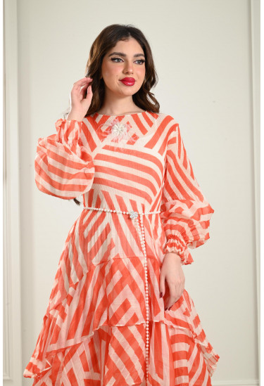 فستان طبقات بأكمام منفوخة