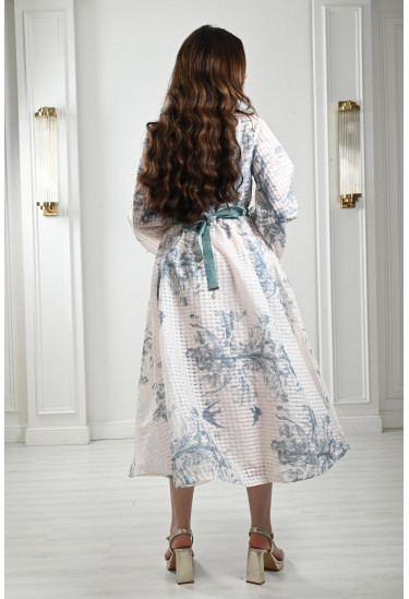 فستان نسائي بطباعات من الزهور فستان نسائي بطباعات من الزهور