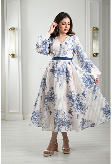 فستان نسائي بطباعات من الزهور فستان نسائي بطباعات من الزهور