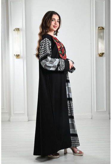 جلابية طويلة بنقوشات تراثية أنيقة