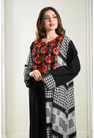 جلابية طويلة بنقوشات تراثية أنيقة