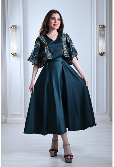 فستان ميدي بأكمام كيمونو مطرزة