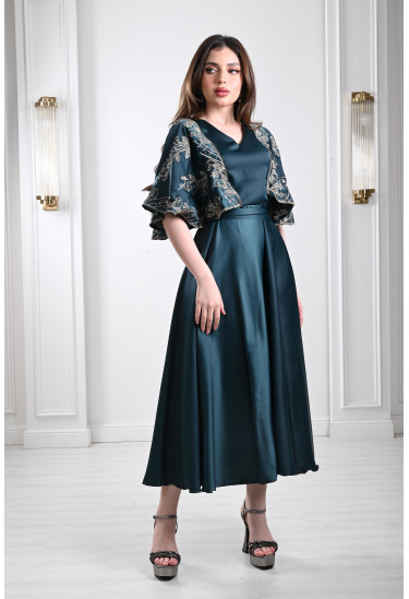 فستان ميدي بأكمام كيمونو مطرزة