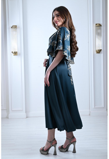 فستان ميدي بأكمام كيمونو مطرزة