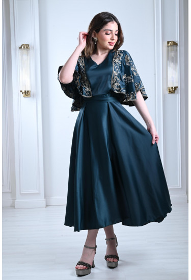 فستان ميدي بأكمام كيمونو مطرزة