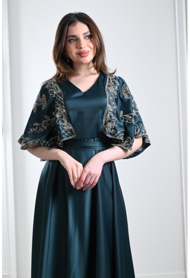 فستان ميدي بأكمام كيمونو مطرزة