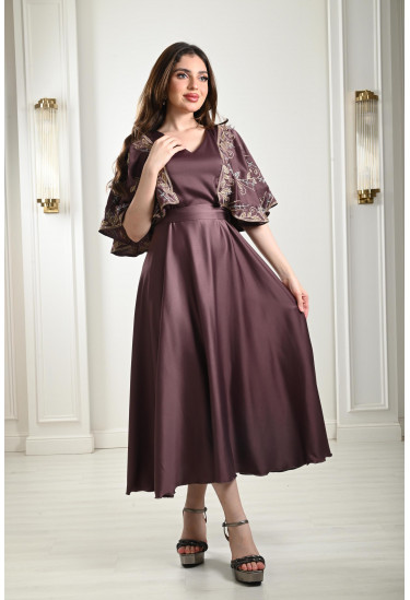 فستان ميدي بأكمام كيمونو مطرزة