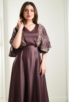 فستان ميدي بأكمام كيمونو مطرزة