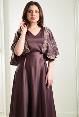 فستان ميدي بأكمام كيمونو مطرزة