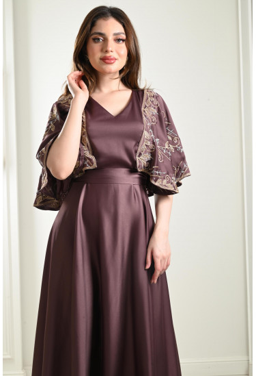 فستان ميدي بأكمام كيمونو مطرزة