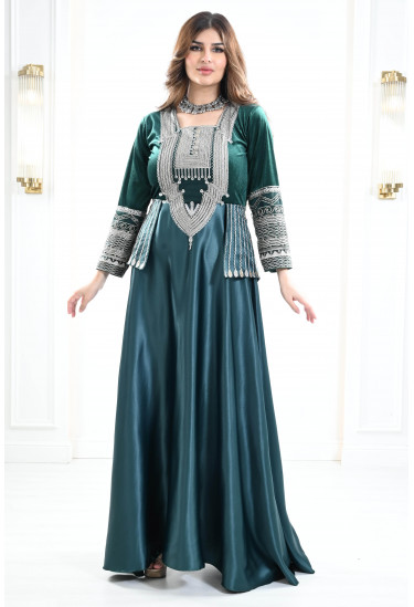 جلابية تراثية مطرزة