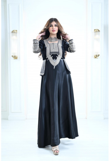 جلابية تراثية مطرزة