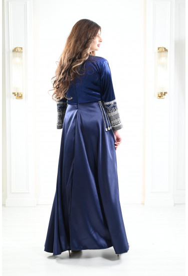 جلابية تراثية مطرزة