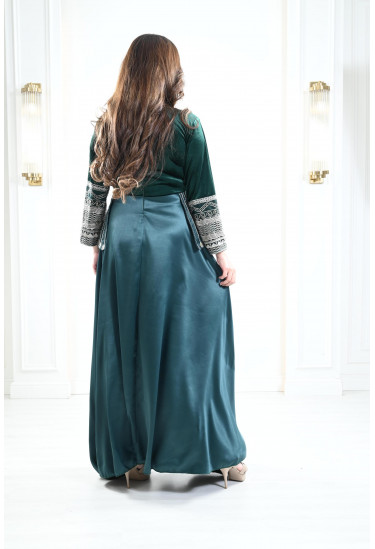 جلابية تراثية مطرزة