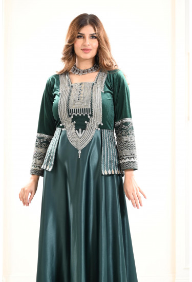 جلابية تراثية مطرزة