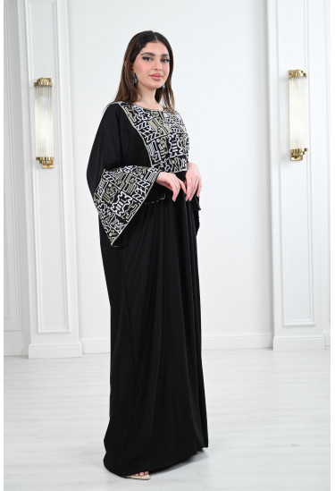 جلابية طويلة بـأكمام منقوشة