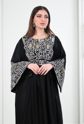 جلابية طويلة بـأكمام منقوشة