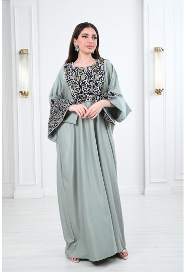 جلابية طويلة بـأكمام منقوشة
