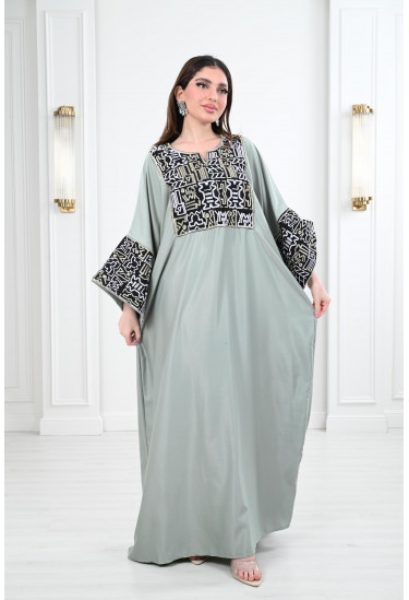 جلابية طويلة بـأكمام منقوشة