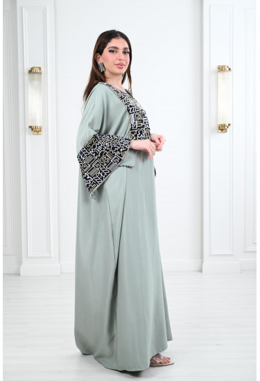 جلابية طويلة بـأكمام منقوشة