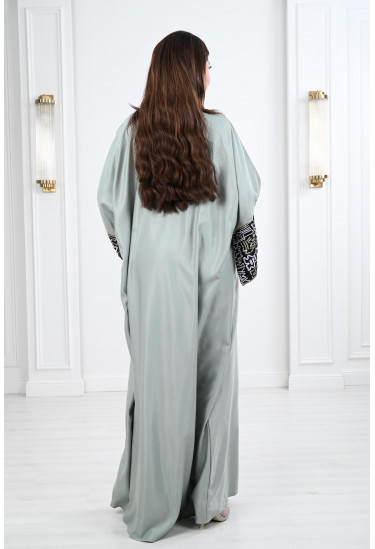 جلابية طويلة بـأكمام منقوشة