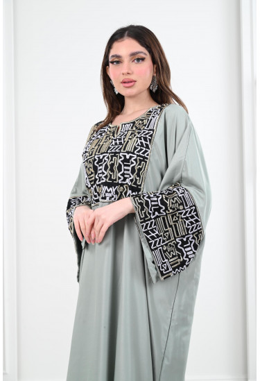 جلابية طويلة بـأكمام منقوشة