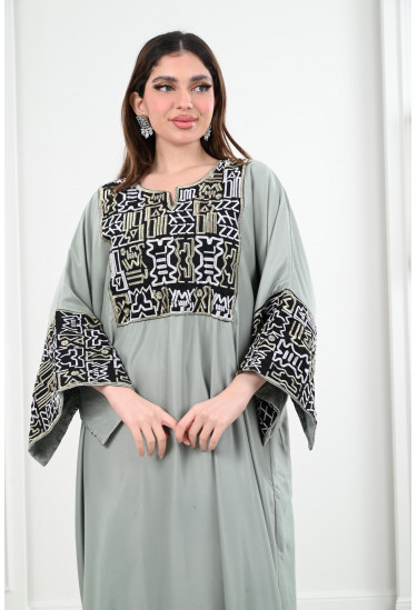 جلابية طويلة بـأكمام منقوشة