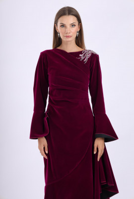 فستان مخملي أنيق  بتصميم فاخر وأكمام واسعة