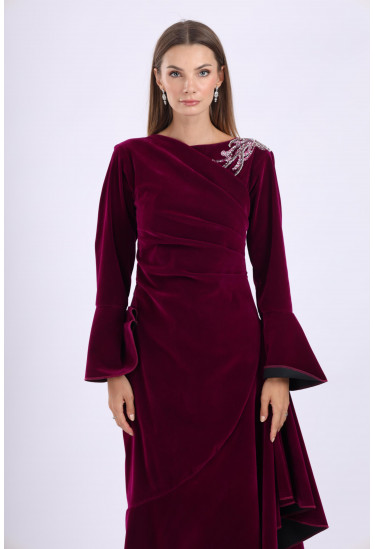 فستان مخملي أنيق  بتصميم فاخر وأكمام واسعة