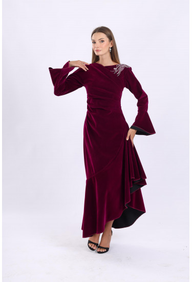 فستان مخملي أنيق  بتصميم فاخر وأكمام واسعة