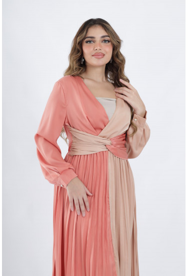 فستان حريري بتصميم كسرات أنيق