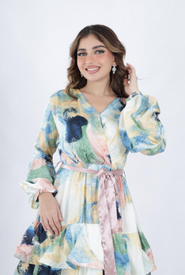 فستان حريري مزهر متعدد الألوان بتصميم كسرات وحزام خصر فستان حريري مزهر متعدد الألوان بتصميم كسرات وحزام خصر