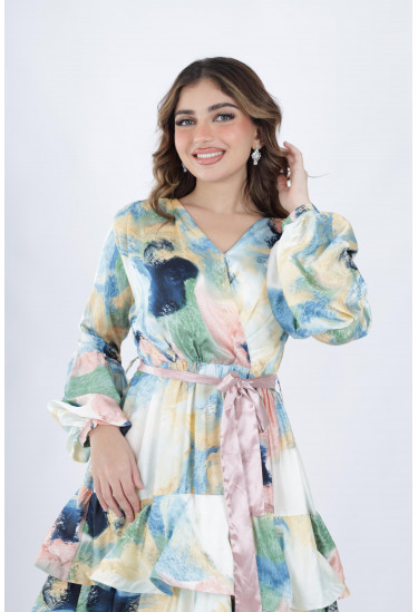 فستان حريري مزهر متعدد الألوان بتصميم كسرات وحزام خصر