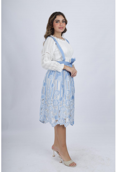 فستان ناعم وأنيق مزين بدانتيل رقيق