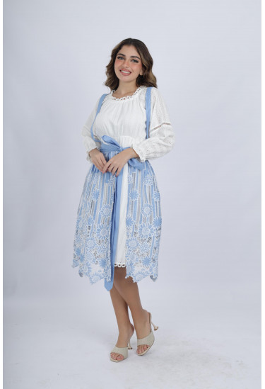 فستان ناعم وأنيق مزين بدانتيل رقيق