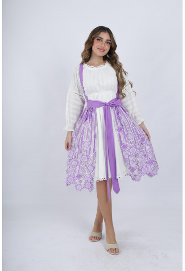 فستان ناعم وأنيق مزين بدانتيل رقيق