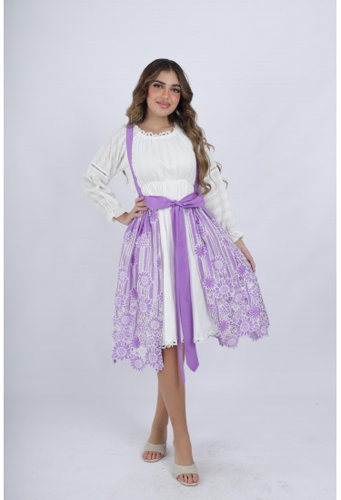 فستان ناعم وأنيق مزين بدانتيل رقيق