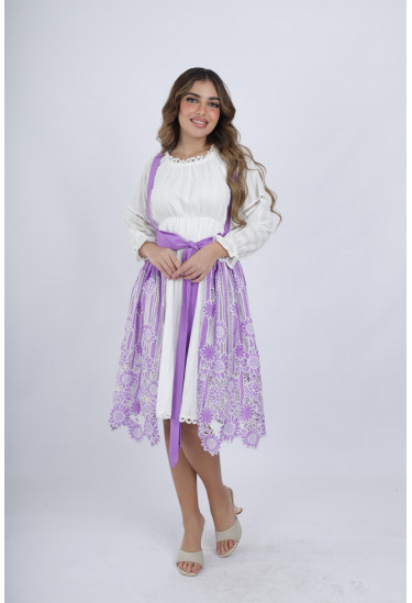 فستان ناعم وأنيق مزين بدانتيل رقيق