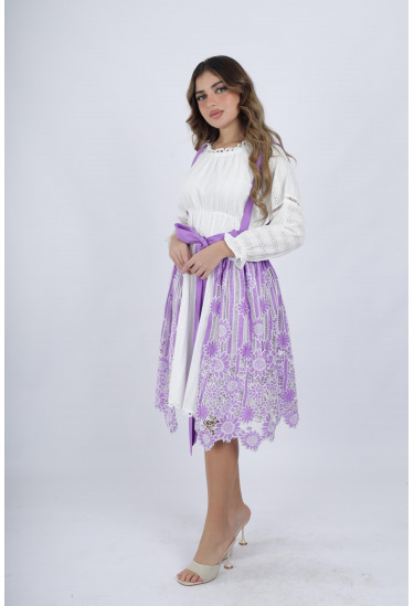 فستان ناعم وأنيق مزين بدانتيل رقيق