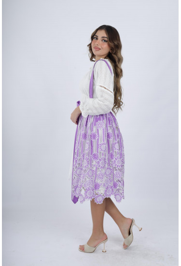 فستان ناعم وأنيق مزين بدانتيل رقيق